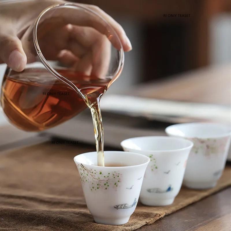 Tazza da tè in ceramica fatta a mano cinese Tazza da tè con motivo floreale dipinto a mano Tazza da tè in porcellana bianca Tazza da maestro Set da tè per la casa