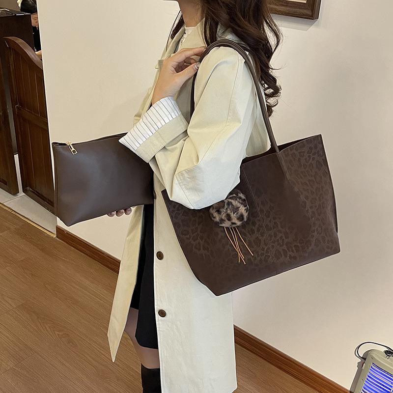 Retro Bag Women's Large Capacity 2205 New Autumn and Winter Versatile Simple Shoulder Bag Premium Texture Commuter Tote Bag