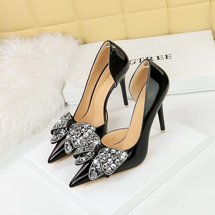 Spitze Stilettos im koreanischen Stil – Lackleder mit Strass-Schleifendesign