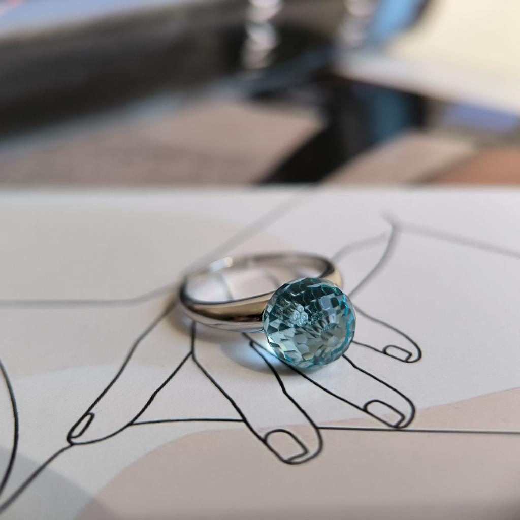 Серебряное кольцо с фианитами, вес изделия 3,65 гр (60002220)