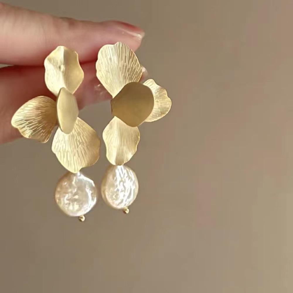 Silver Needle Retro Flower Pearl Earrings French Niche Stud Earrings Light Luxury High-end Earrings Women