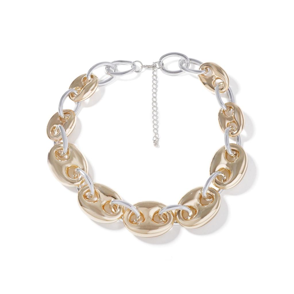 Przesadny hip-hopowy punkowy styl, poczucie designu, geometryczny pierścień, pierścień, naszyjnik z łańcuszkiem z ogniw, casualowa fotografia uliczna, styl damski