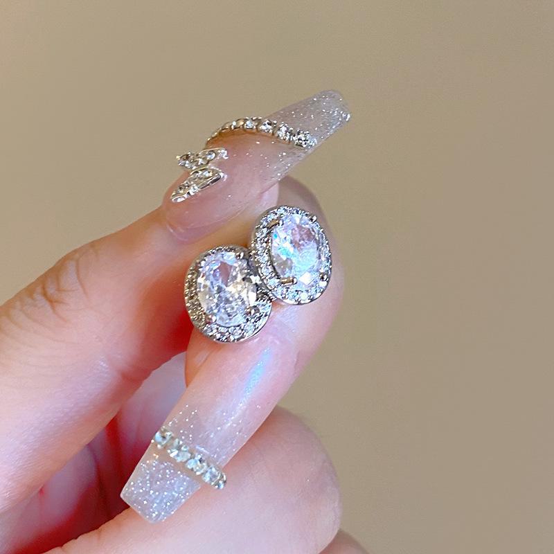 

Elegant Silver Zircon Heart Earrings: Simple, Versatile, and High-End Luxurious Design. Silver Needle-Silver-Oval серебряный