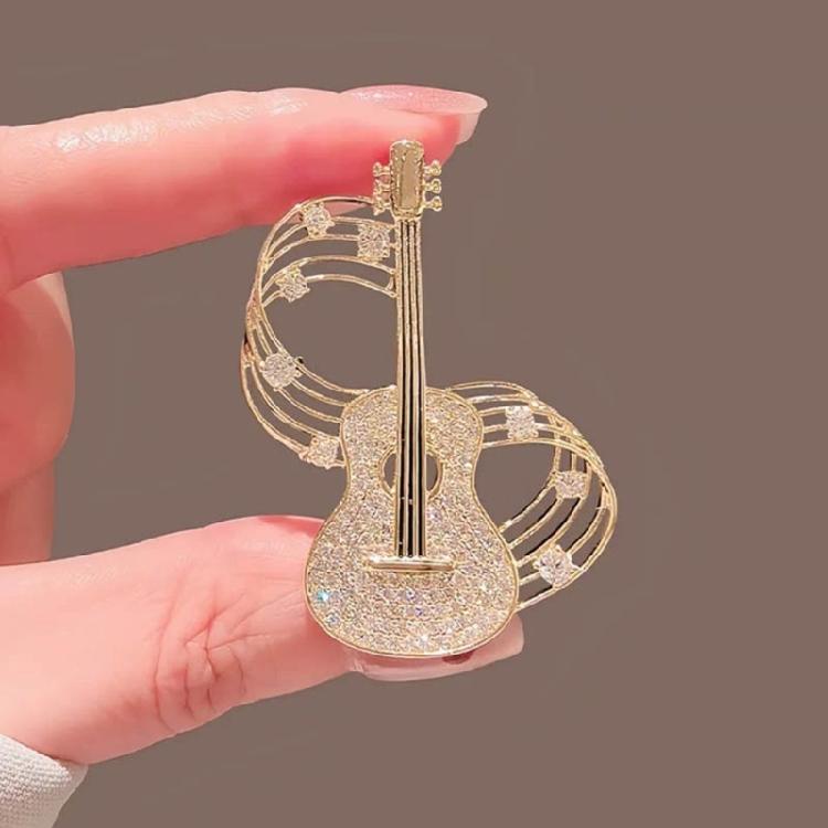 Spilla alla moda in lega d'oro a forma di strumento con strass Spilla a forma di chitarra Comoda da indossare Spilla da petto Accessorio per abbigliamento