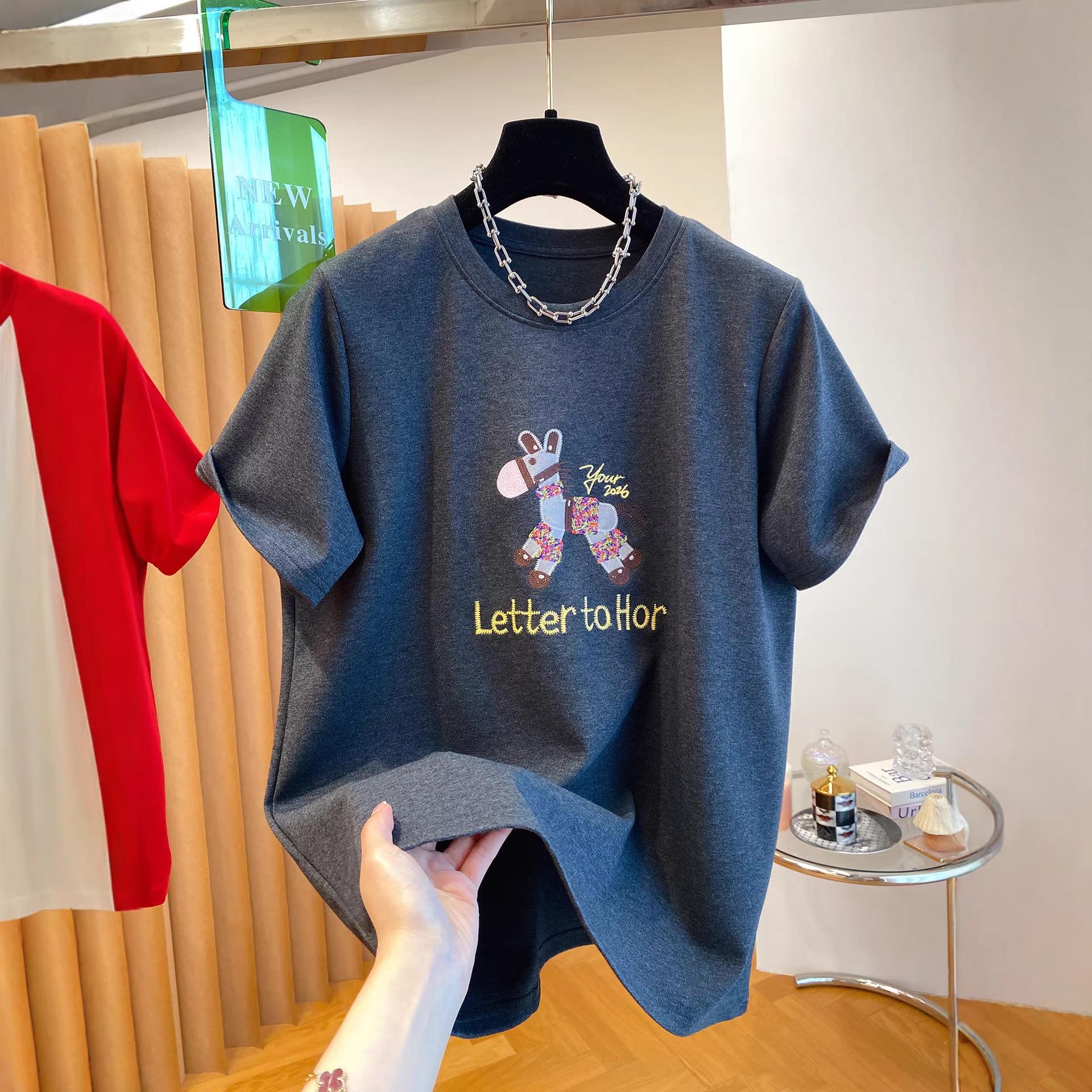 

Women s Cute Horse Embroidered Short Sleeve T-Shirt, Spring 2026 Style, Loose Casual White Top 4XL 105-125 kg сірий колір