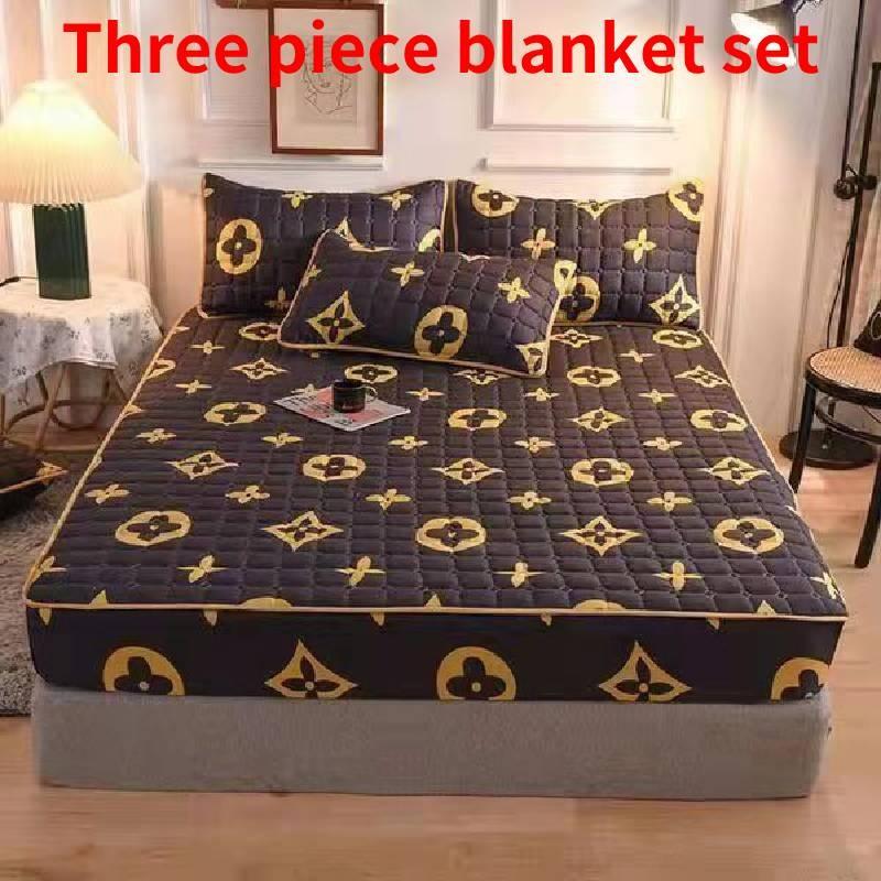 Moderne, vereinfachte Bettdecke mit Baumwollfüllung und rutschfesten Rändern für das Bett