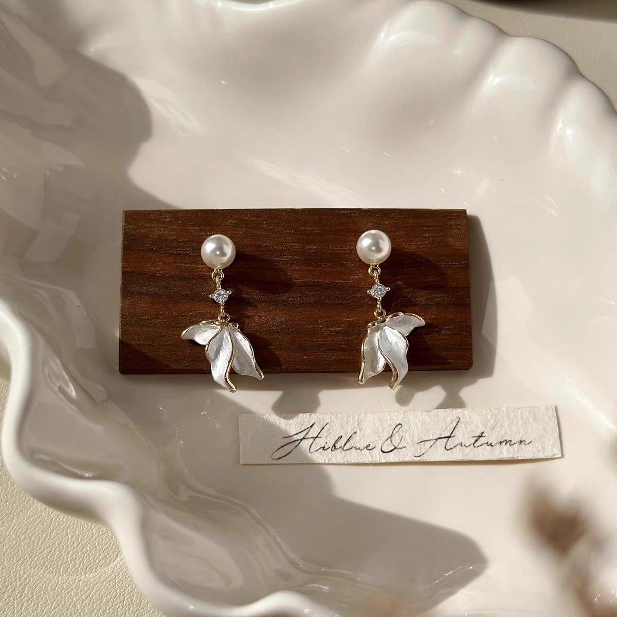 

Butterfly Pearl Fish Tail Small Tassel Earrings for Women - A Light Luxury and Niche Design Piece with A Touch of Elegance.