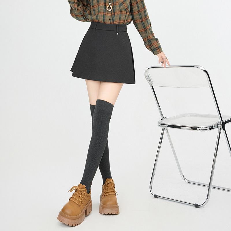 

Luxurious Women s Black Woolen Skirt-Pants: 2026 Spring High-Waisted A-Line with Side Slit, Hip-Hugging Design Medium темно-серого