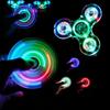 Świecący LED w Ciemności Fidget Spinner Podświetlany Ręczny Spinner z Hipnotyzującymi Efektami Fajny Gadżet EDC do Łagodzenia Stresu Koncentracja