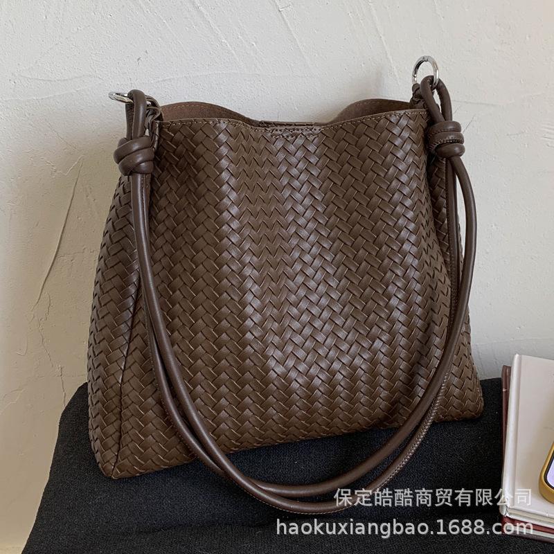 Bags Women's tote bags Large capacity messenger 2025 New retro versatile shoulder bags Popular bucket bags this year