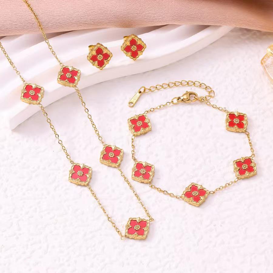 European Three-Piece Jewelry Set: Retro Black Gold Four-Leaf Clover Necklace, Earrings, and Bracelet