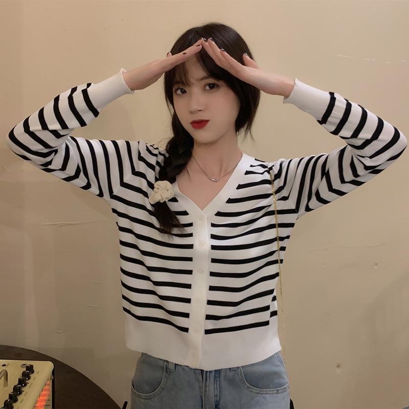 

Japanese lazy retro contrasting color striped V-neck knitted sweater autumn women s new cardigan jacket one size fits all білий