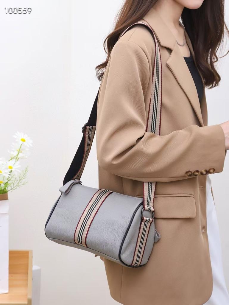 Factory fashion leather bag women's new fashion Boston pillow bag first layer cowhide shoulder messenger bag