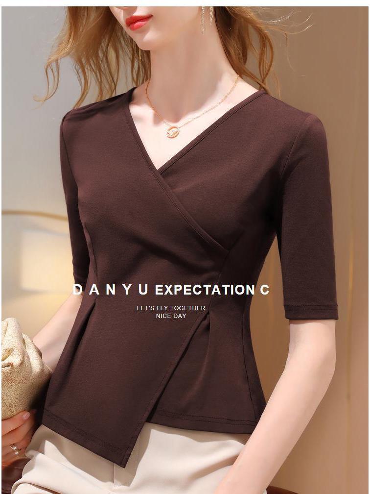 Asymmetrisches Damen-Baumwoll-T-Shirt mit V-Ausschnitt, schlankmachender Passform und gerafften Dreiviertelärmeln