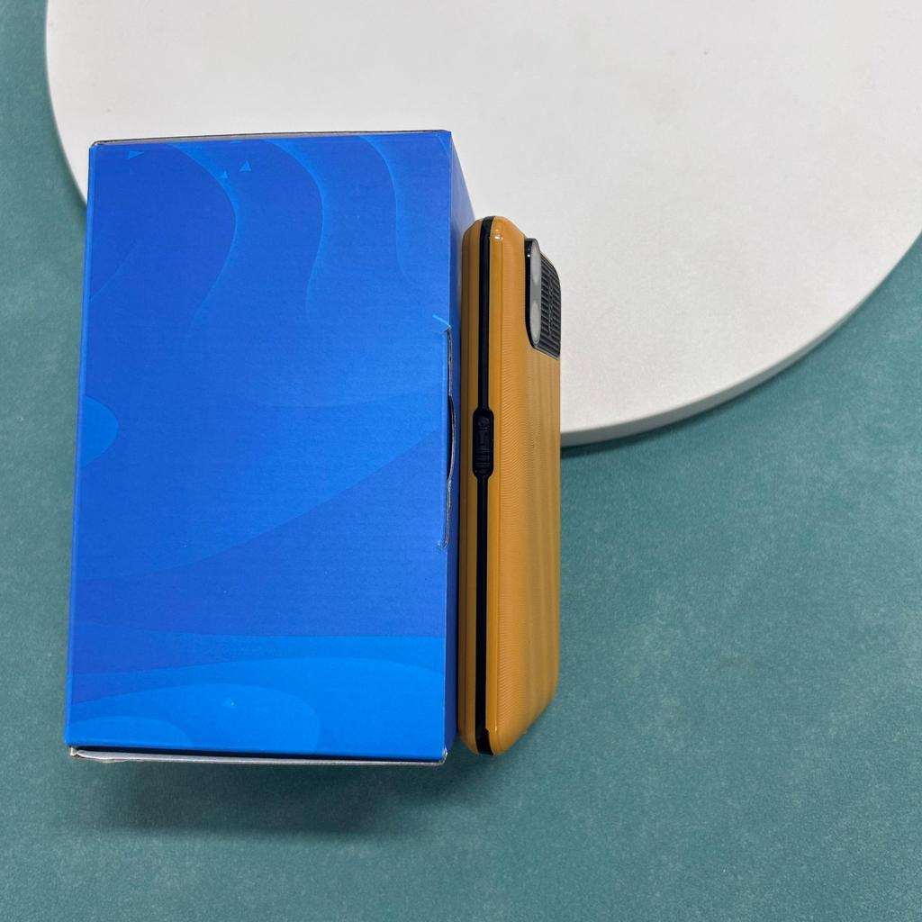 YEEMI K3 GSM 2G Handy 2,4 Zoll HD Dual-SIM 2500mAh Großer Akku Taschenlampen-Typ-C Kamera Superdünnes Tastenhandy Für Ältere und Studenten