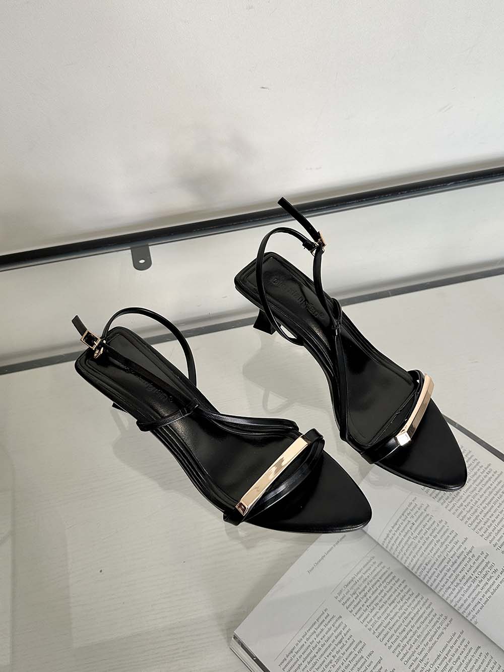 

Модные женские босоножки с острым носком, новинка 2024 года, черные, розовые, белые, на тонком высоком каблуке, с ремешком на щиколотке, свадебные туфли-лодочки, сексуальные босоножки, размер 35-39 5.5 чёрный