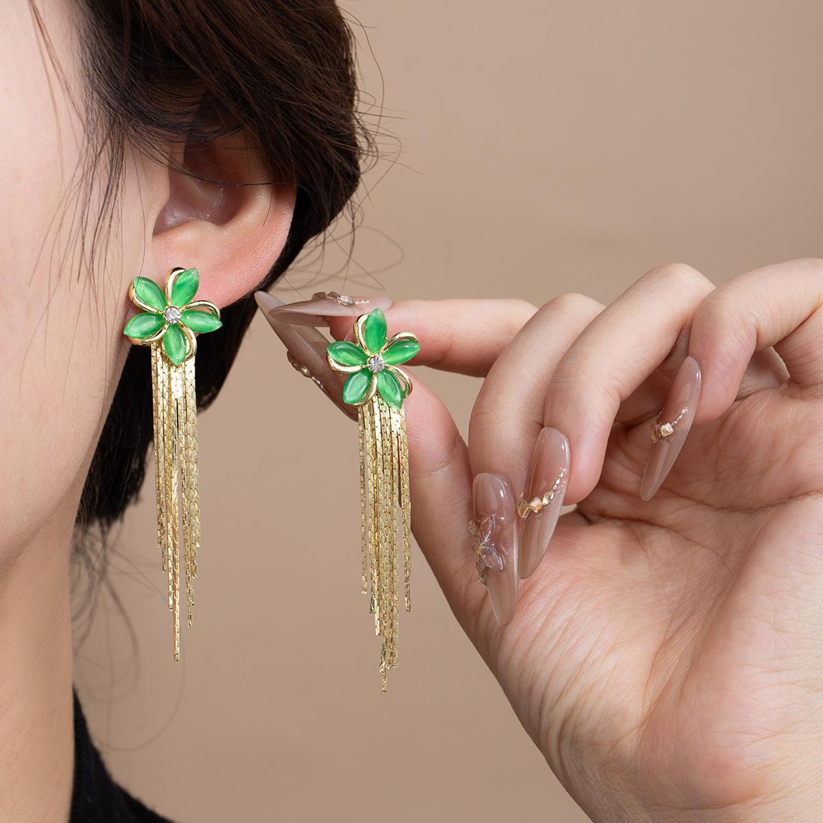 Свежие и сладкие серьги-гвоздики, модные серьги с бахромой в иностранном стиле, украшенные бриллиантами, серьги, подчеркивающие темперамент, продвинутый стиль