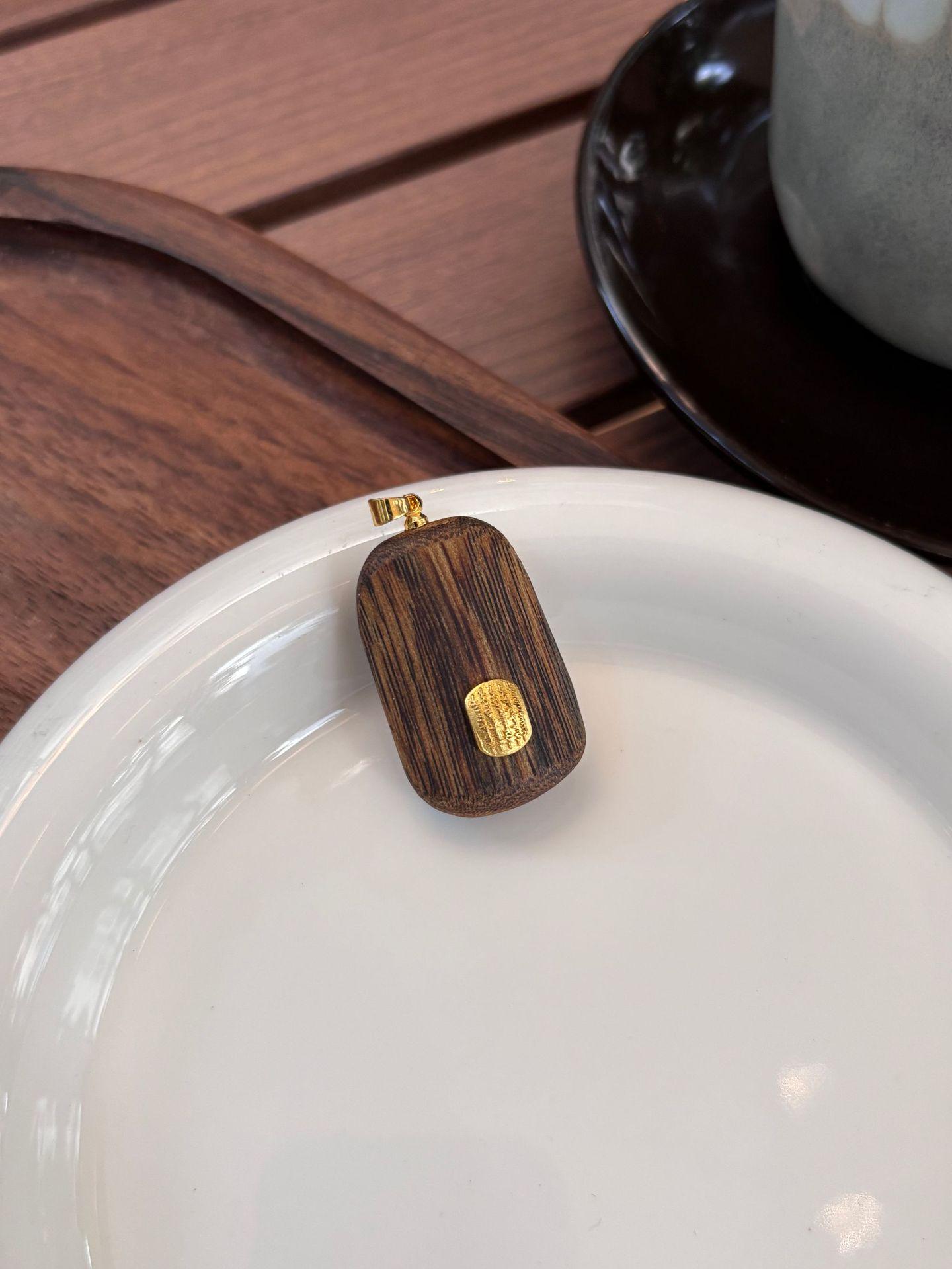 Agarwood Pendant: Natural 10-Year Old Hainan Yingge Green Qi Resin, 20x30 Specs