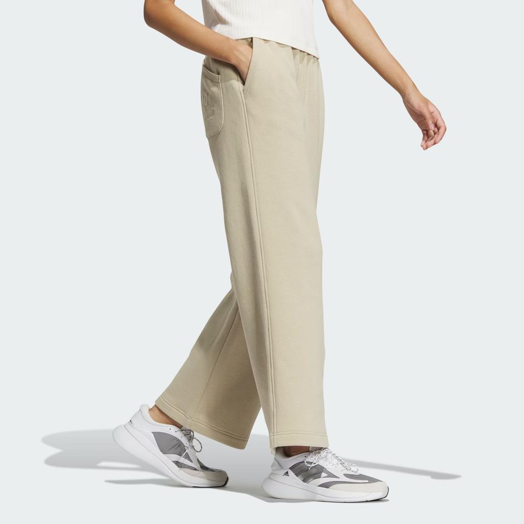 Adidas Fleecebukser for alle årstider, vide ben, ensfarget, detalj med bokstavbroderi, strikkede sportsbukser, damebukser, præriebrun IY4279