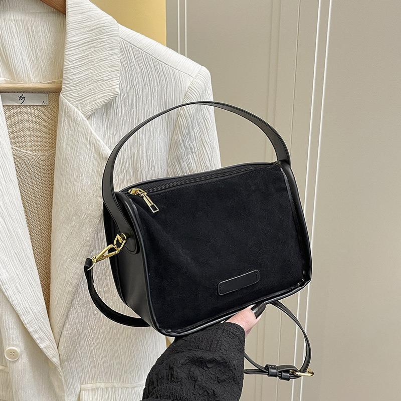 Mattes Wildleder tragbare Umhänge-Messenger-Tasche, Herbst neu große Kapazität Tote Pendler vielseitig Erbse Damenhandtasche