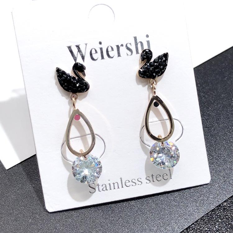 Japanese and Korean 18K Rose Gold Titanium Steel Zircon Stud Earrings, Femininity Simple Four-leaf Clover Black Earrings Internet Celebrity
