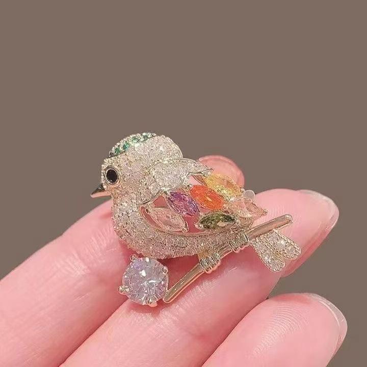 Exquisite Japanese Style Magpie Brooch: Cute Colorful Lapel Pin with High-End Design