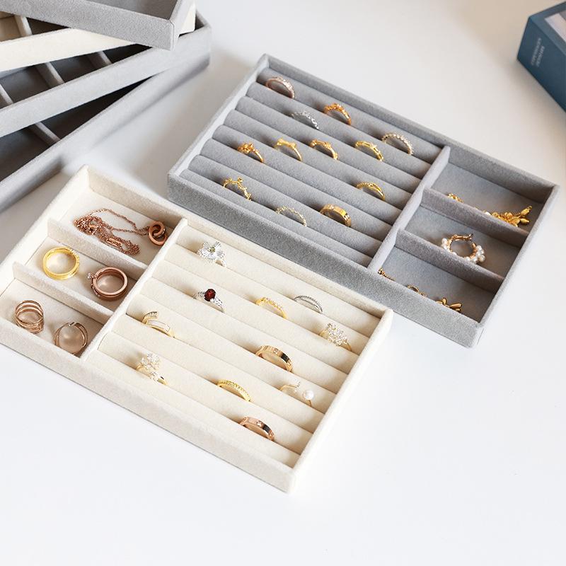 Minimalistisches Samt Schmuckschale mit mehreren Fächern - Kreative Ohrstecker & Halsketten Ausstellungs Schublade