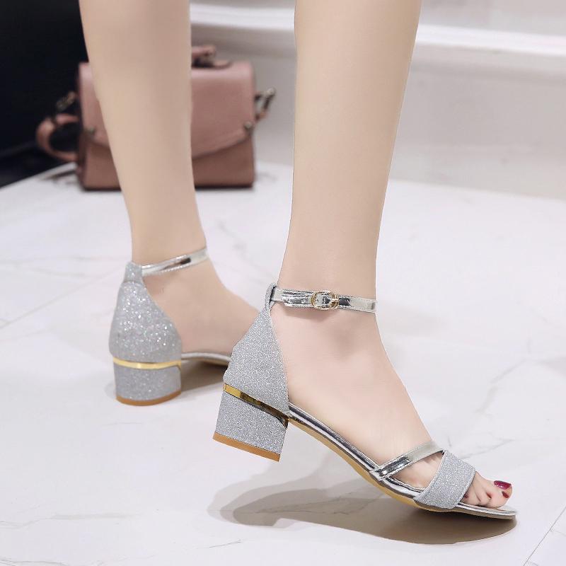 Пара сандалий. Женские модные сексуальные сандалии на толстом каблуке. Туфли с открытым — фото 7