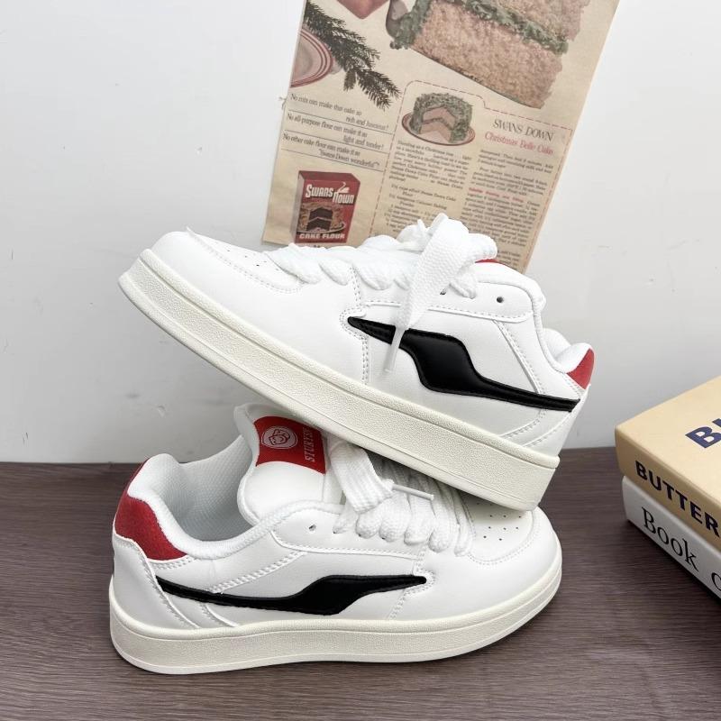 2025 New Versatile Platform White Shoes Female Ins Student Couple Sports Board Shoes Casual Bread Shoes