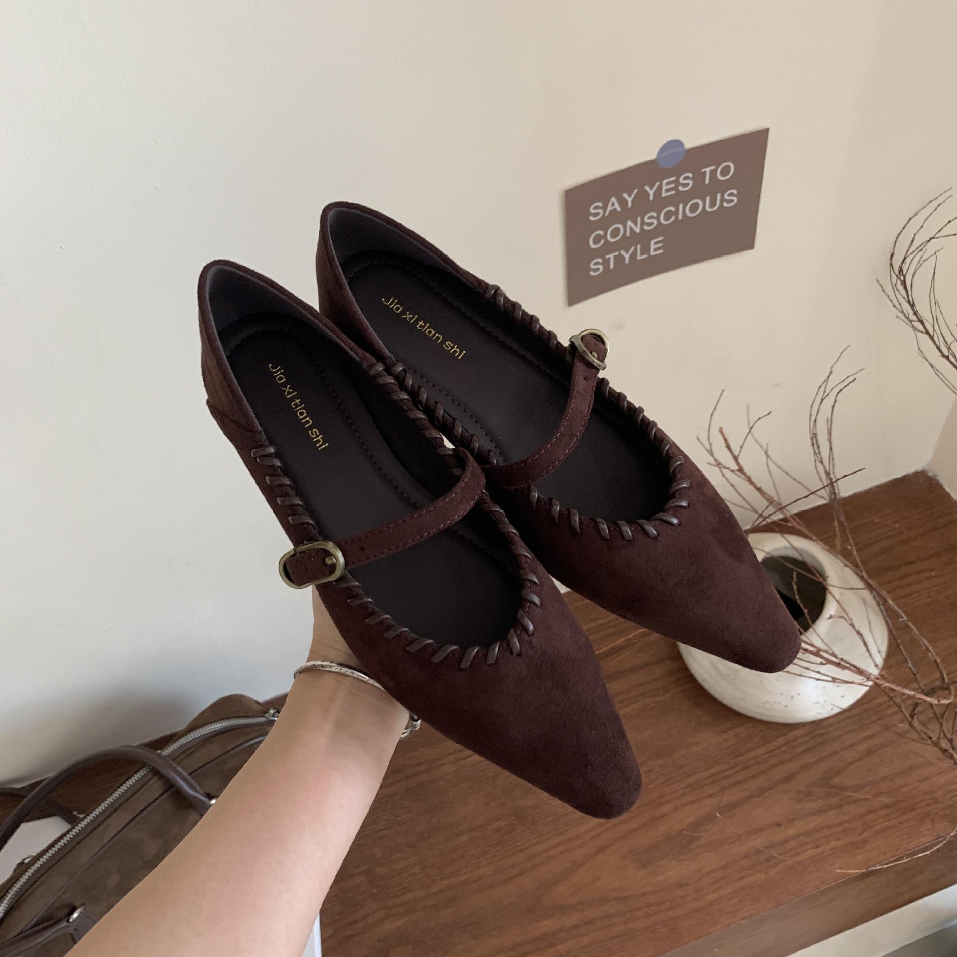 

Французская замша светлый рот низкий каблук женские поздний вечерний бриз 2025 новая весна и осень острый носок темперамент слово с Мэри Джейн одинарной обувью 39