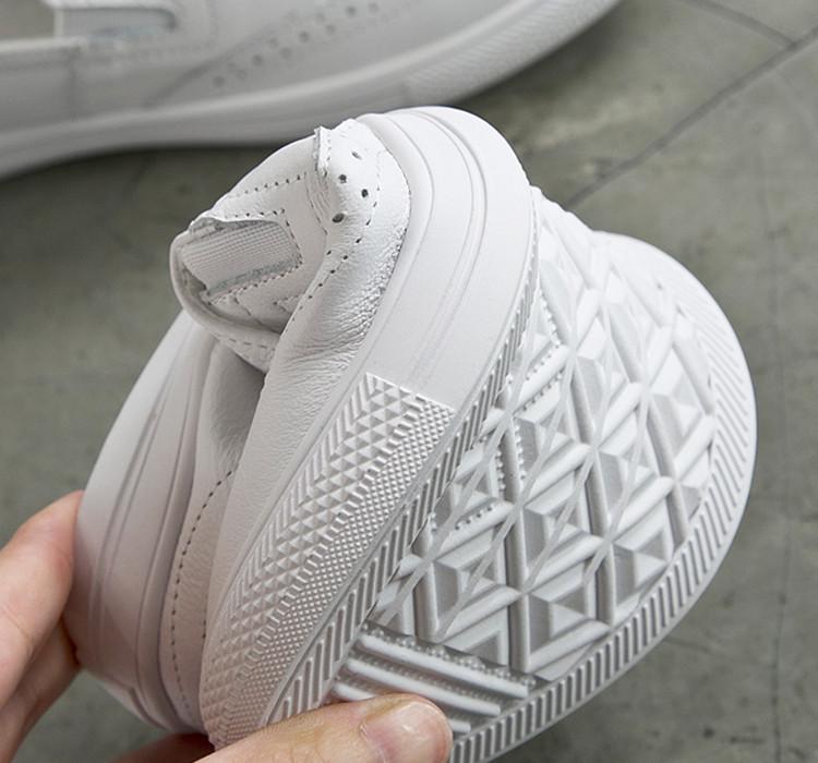 Dámské bílé mokasíny z hovězí kůže: Všestranné kožené nazouvací boty pro jaro/léto 2025