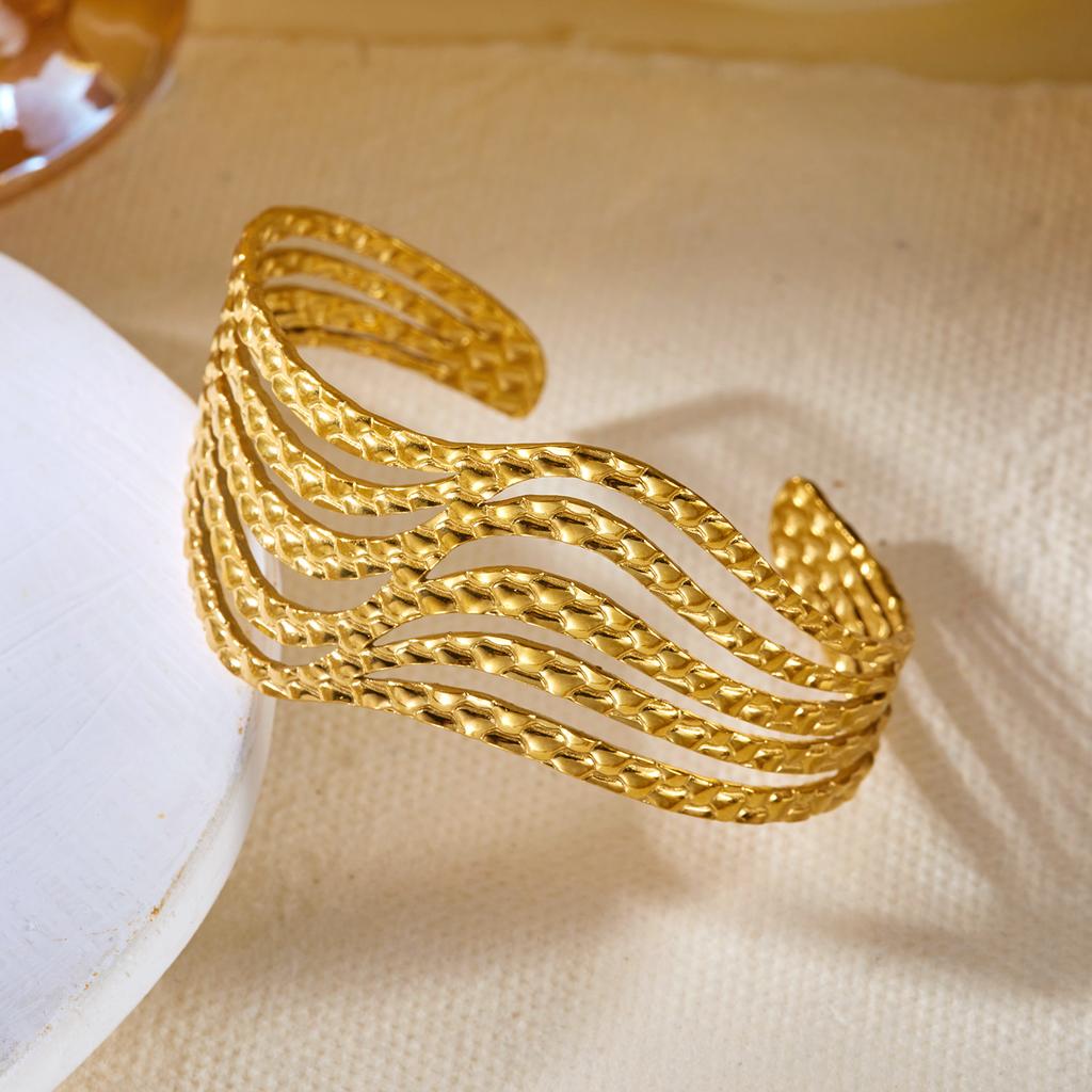 Romantic Bee Flower Stainless Steel Cuff Bracelets for Women Waterproof Floral Geometic Wide Bangle Vacation Party Jewelry Gift