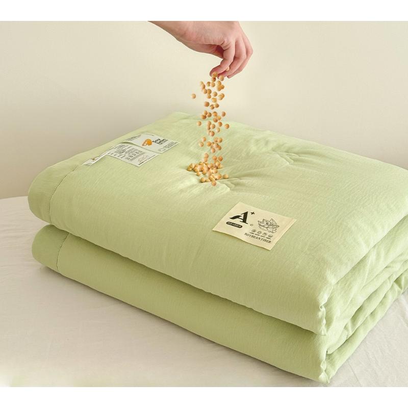 Cooling Summer Bedding: Airy Quilt Designed for Comfortable Nights with Air Conditioning