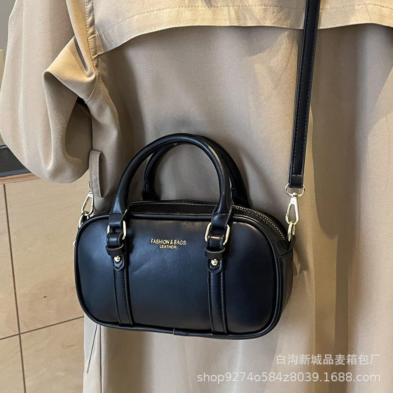Retro Portable Small Bag Women's 2025 New Bowling Bag Popular Messenger Bag Fashionable Commuter Shoulder Bag