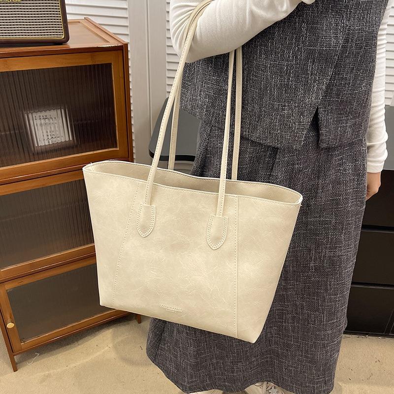 Versatile commuter tote bag women's spring new trendy largecapacity simple and fashionable shoulder armpit bag