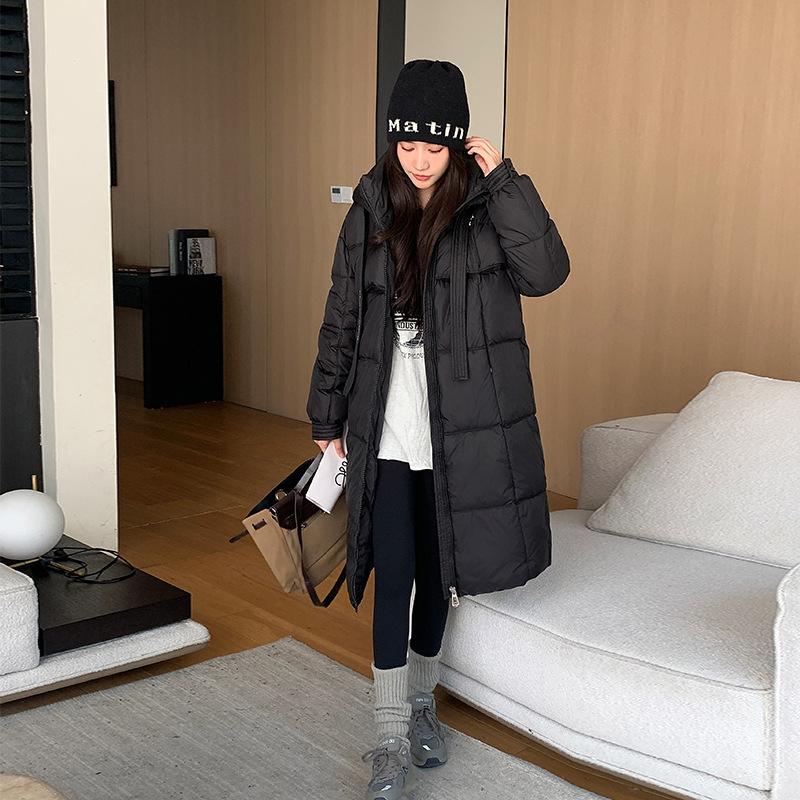 The big quilt is thickened with a new loose down padded jacket for the winter of 2025, and a women's long over-the-knee cotton jacket