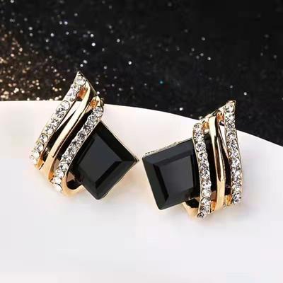 Versatile Stud Earrings For Women New Arrival: Sophisticated Diamond-Studded Jewellery Crystal Diamond-Shaped Geometric Earrings