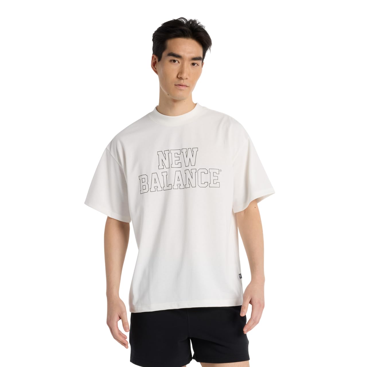 

Модель на Otani Oversize с коротким рукавом, с коротким рукавом, сухая, быстросохнущая, дышащая, влаговпитывающая, быстросохнущая тренировочная одежда SST [New Balance]