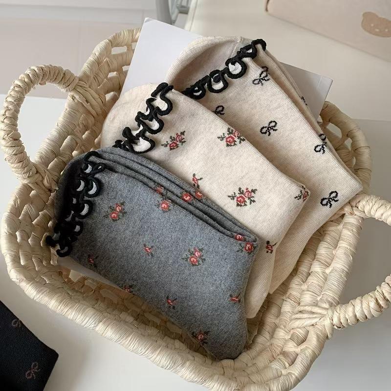 Women's Socks for Spring and Autumn: Retro Bow with Rolled-up Edges, Small Floral Patterns, Black Ear-trimmed Middle Tube, Pile Up Socks