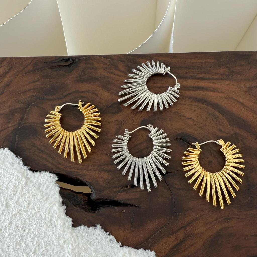 Exquisite Heart-Shaped Earrings: Unique, High-End Ethnic Style with an Exaggerated Design for a Luxurious Touch.