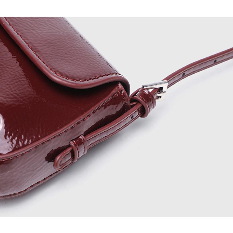 2025 Genți de umăr mici pentru femei din piele lăcuită excelentă, genți baguette stil de marcă, poșetă de mână din PU lucios de înaltă calitate cu logo