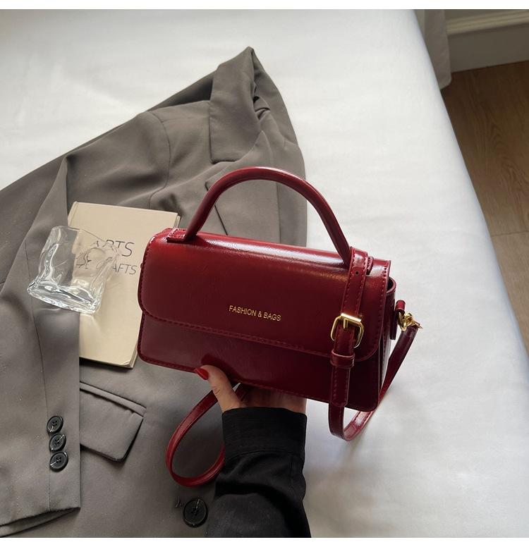 

Ретро сумка-мессенджер 2025 новая модная летняя на плечо сумка-мессенджер с высоким чувством женская универсальная портативная маленькая квадратная сумка красный