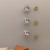 Boule décorative murale sphérique moderne en métal plaqué, imitation miroir, sans clous, pour une décoration intérieure esthétique à suspendre.