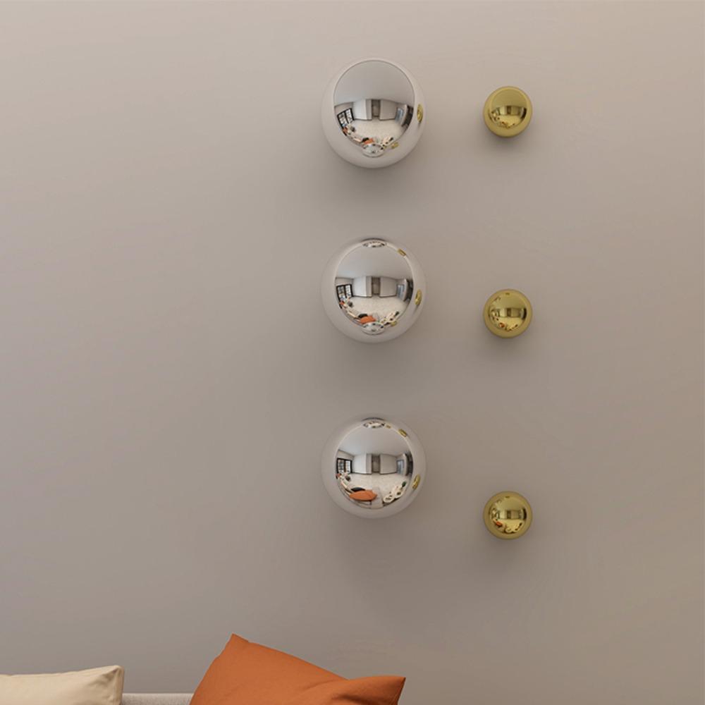 Boule décorative murale sphérique moderne en métal plaqué, imitation miroir, sans clous, pour une décoration intérieure esthétique à suspendre.
