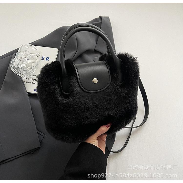 

Plush bag suitable for winter back fluffy handbag 2025 new cute fluffy shoulder messenger bag чёрный