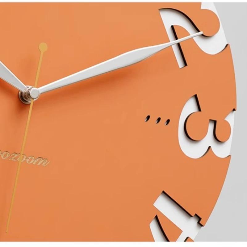 Dekorative Wanduhr für den Esstisch. Wohnzimmerhotel. Moderne stille Wanduhr. Einfache Holz-Wohnungsdekoration. Wanduhr.