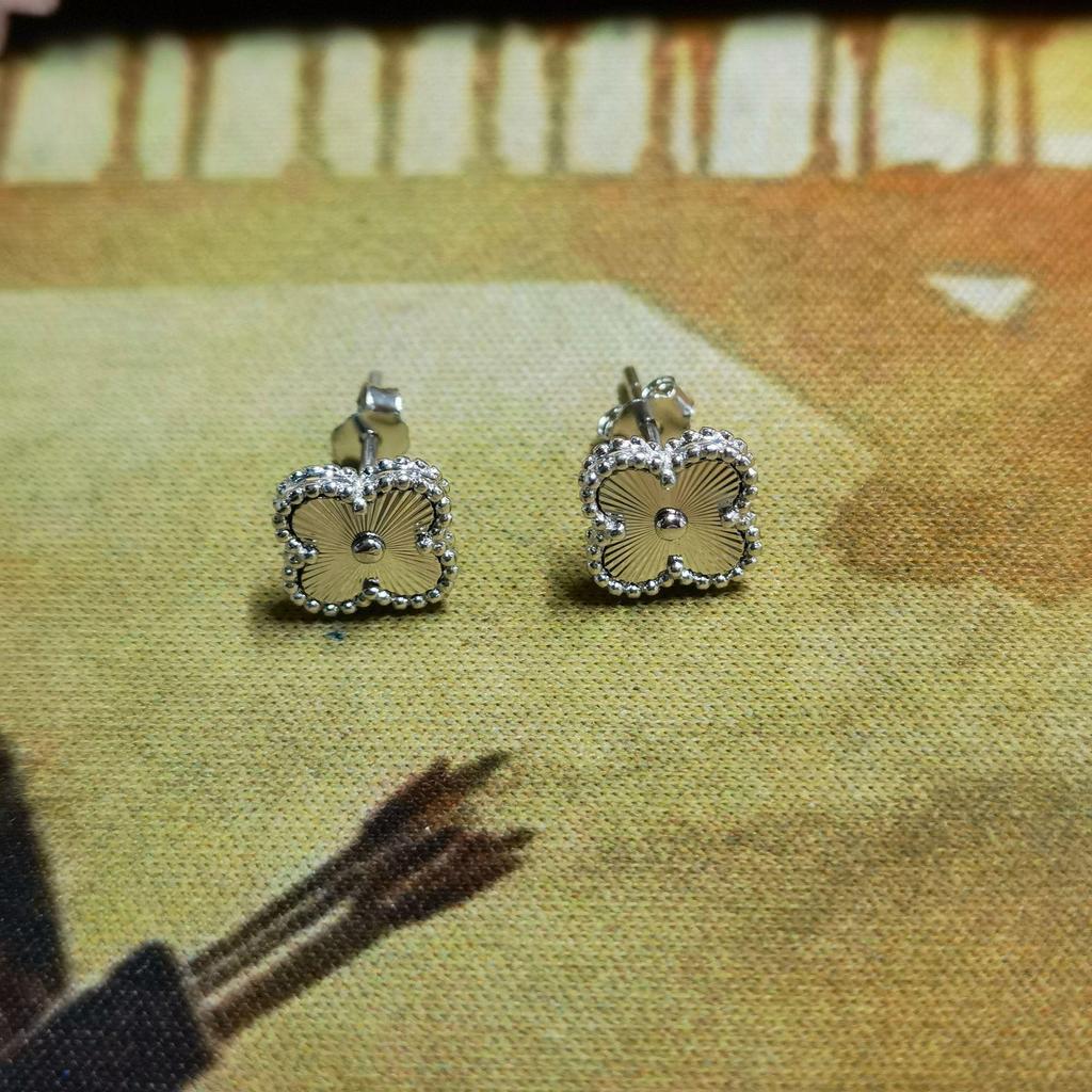 Mini náušnice puzety z mincovního stříbra S925 s jetelem a motýlkem s akcenty achátu a mušle pro ženy