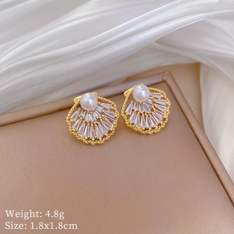 Exquisite French Hollow Shell Pearl Rhinestone Necklace Light Luxury Personality High-end Retro Fashion Stainless Steel Pendant