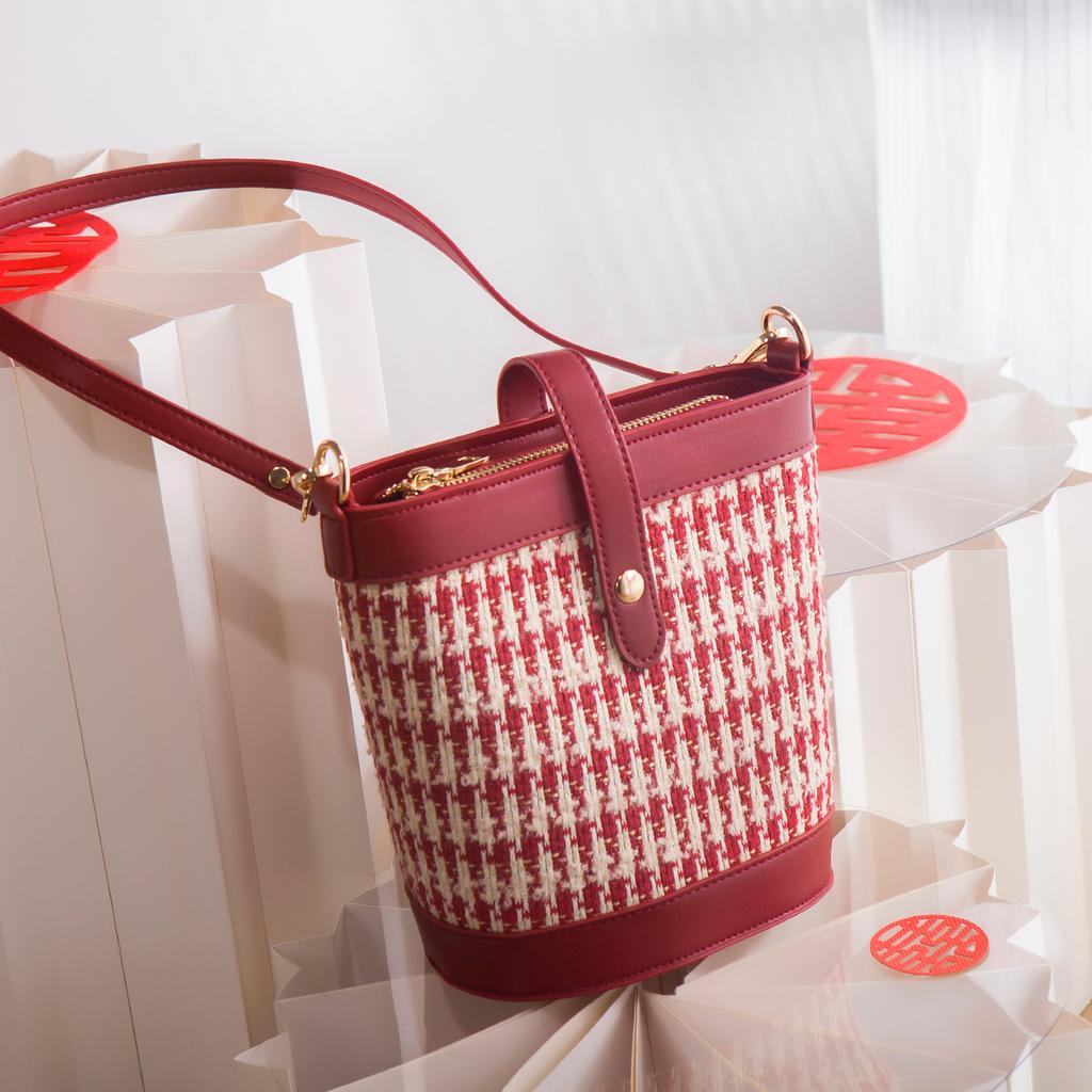 Elegant houndstooth bucket bag for women, 2023 winter new model, large-capacity woven bridal bag, versatile wedding handbag