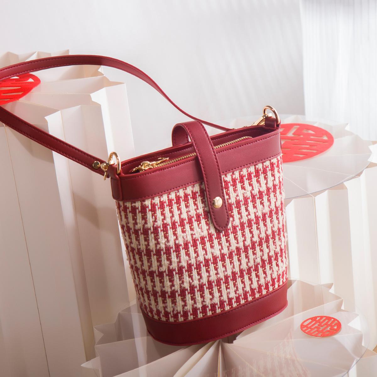

Elegant houndstooth bucket bag for women, 2023 winter new model, large-capacity woven bridal bag, versatile wedding handbag Default красный